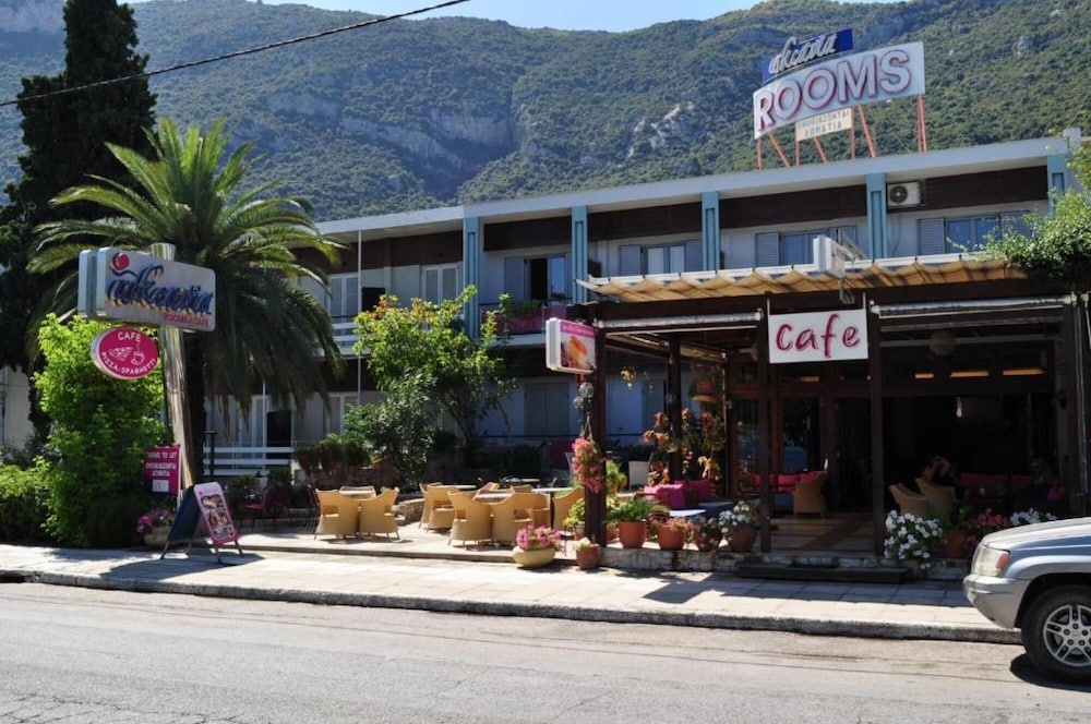 Okeania Seafront Rooms in Kamena Vourla
