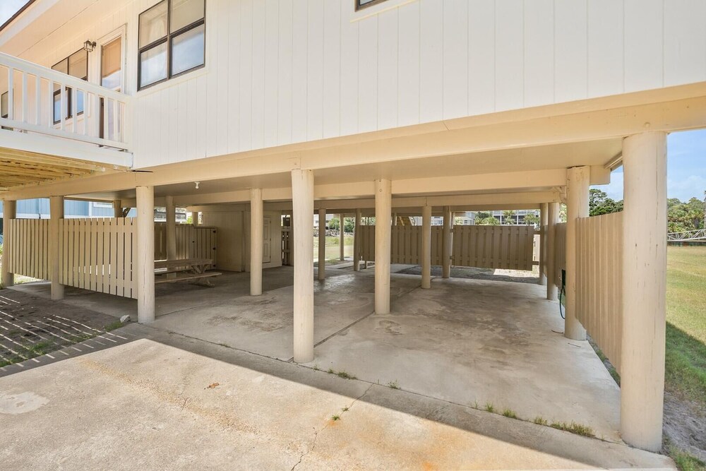 Coastal Charm With Canal Views - 419 Tarpon Blvd, Fripp Island