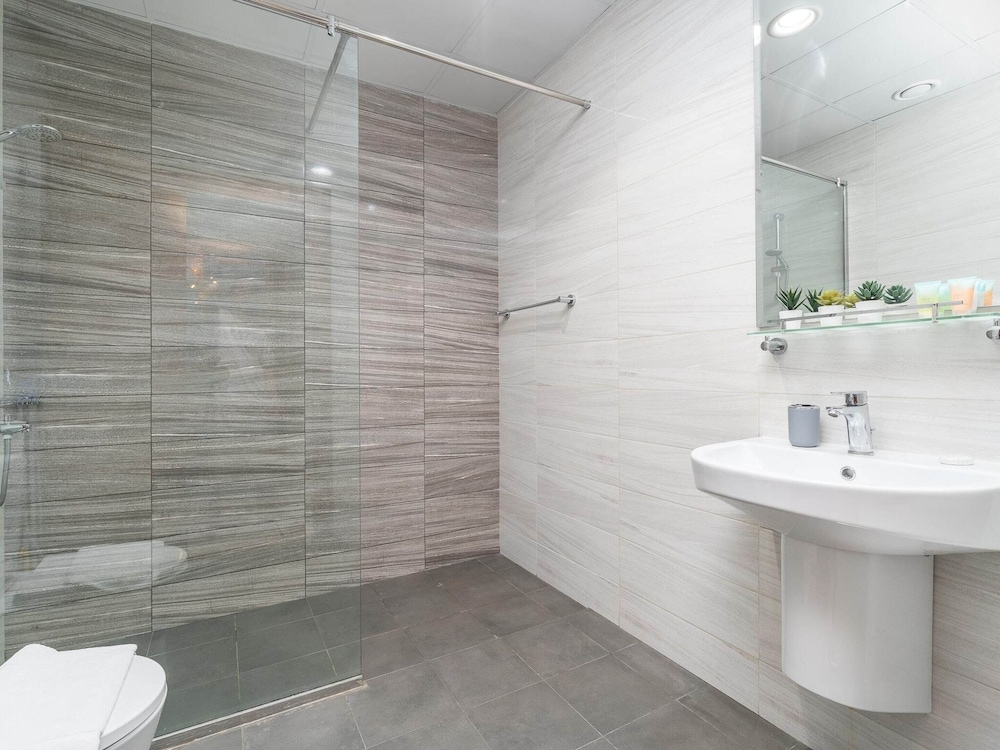 Luxe Apartments Near Dubai Mall, Burj Khalifa - Pool, Gym, & Parking