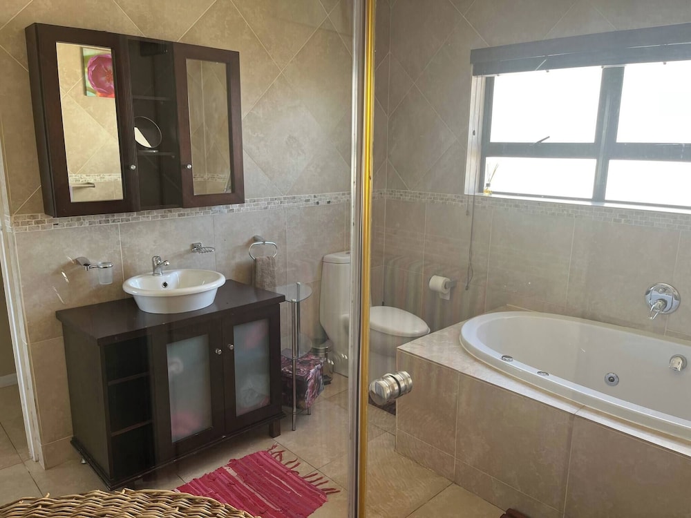 Whispering Waves - Serene Langebaan Getaway With Breathtaking Views