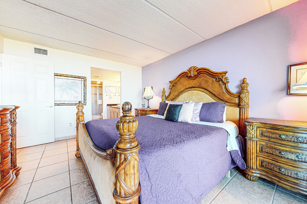 Gulf-view 3BR w/ Gourmet Kitchen, Tennis & Pools