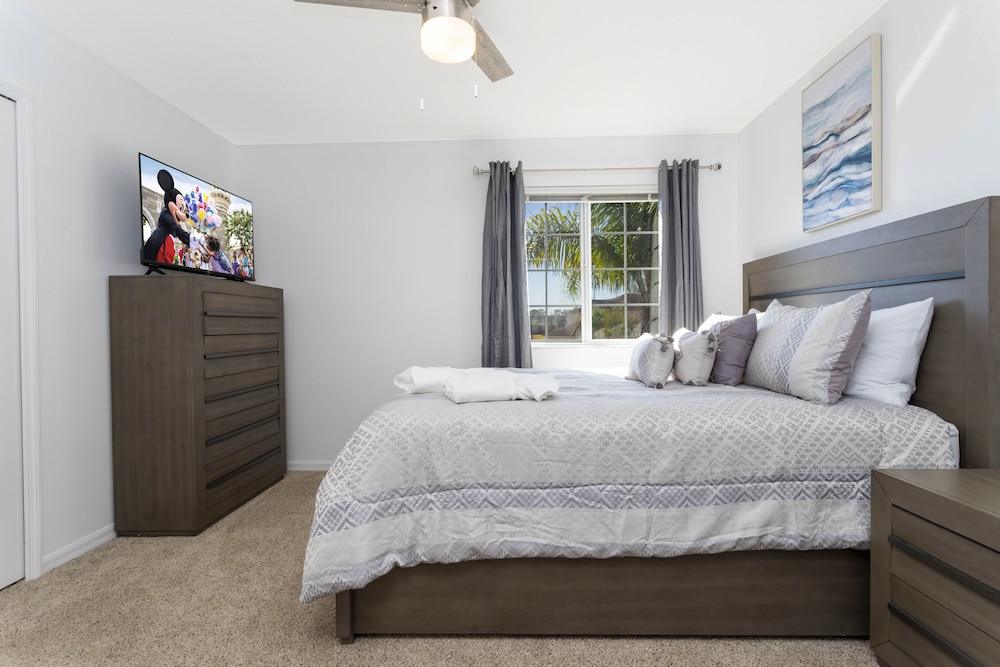 Beautiful 5Bd Single Family w/ Game Room @ 106 Lake Wilson Preserve - Image 2