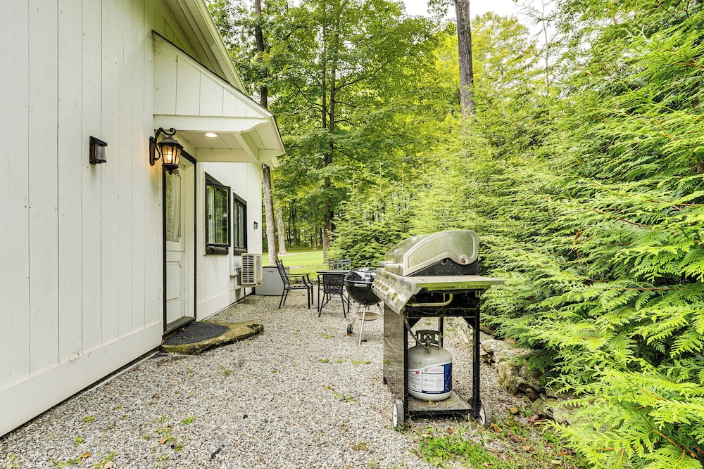 Chickens On-site: Cottage, 2 Mi to Saugatuck Falls