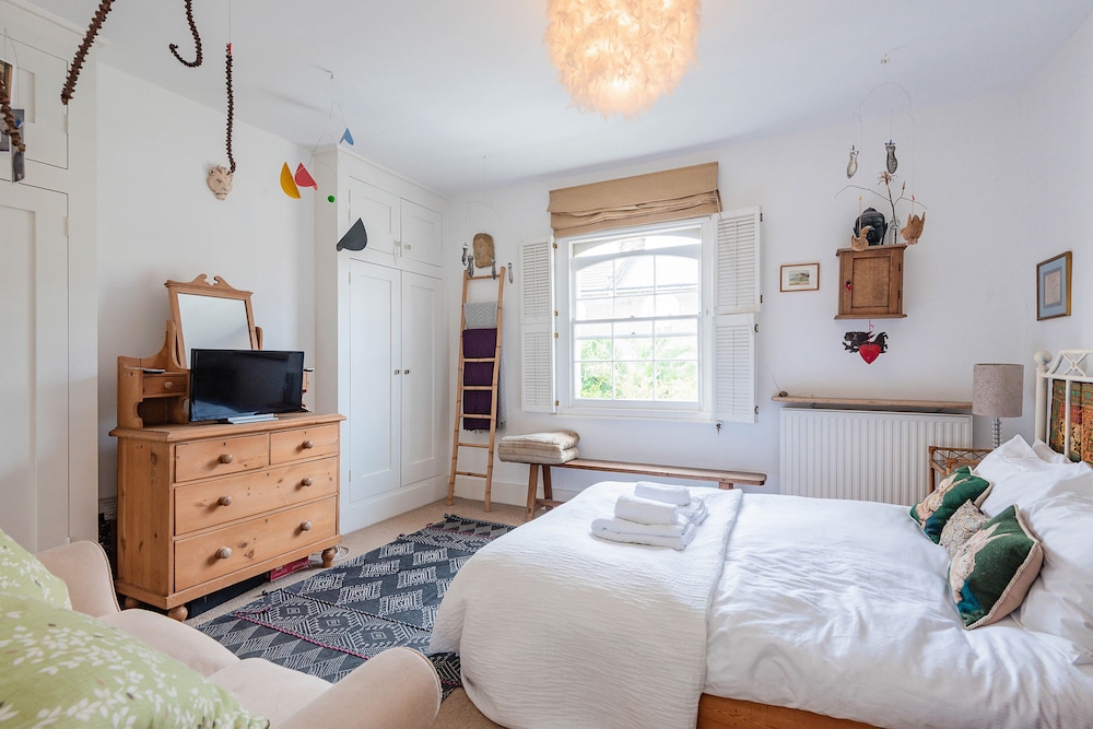 Enchanting Hammersmith Home Close to Shepherds Bush by Underthedoormat