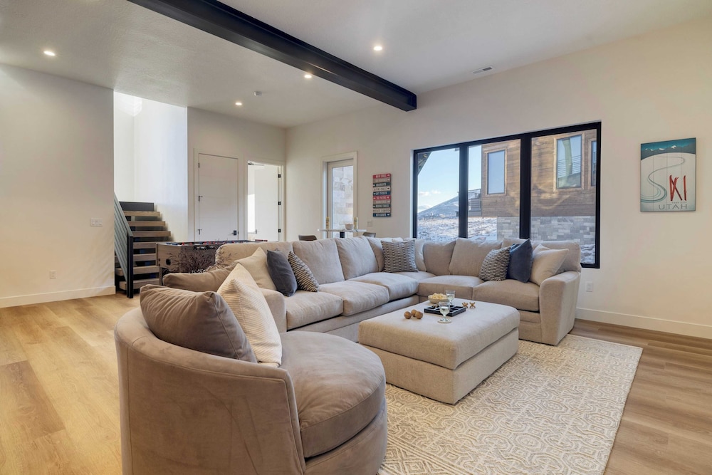 Mins to Deer Valley Lift Firepit, Game Room, Views, 5bdr Orion by Avantstay