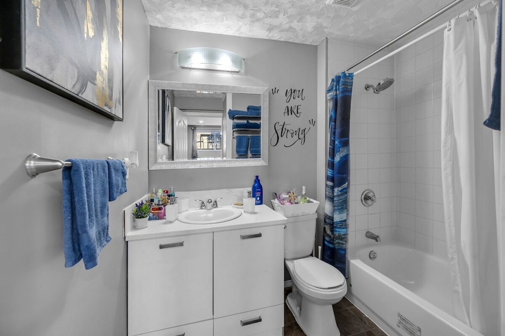 12 Spacious Home w A C Crib Garage By Airport
