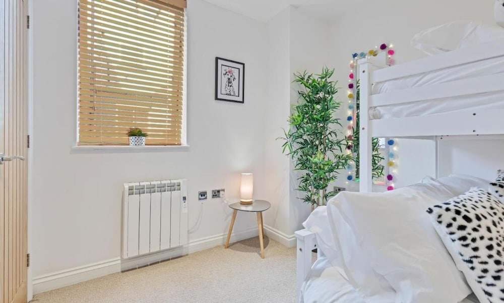 Urban Heights - two Bedroom two Bathroom Loft Style Apartment - Fast Wifi view 4