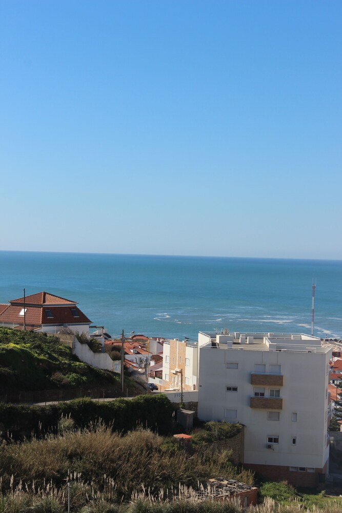 Ericeira Chill Hill Hostel & Private Rooms - Peach Garden