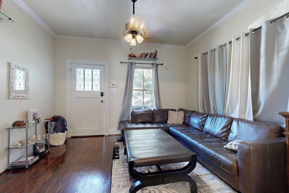 2-story Galveston Getaway w/ Balcony & Patio