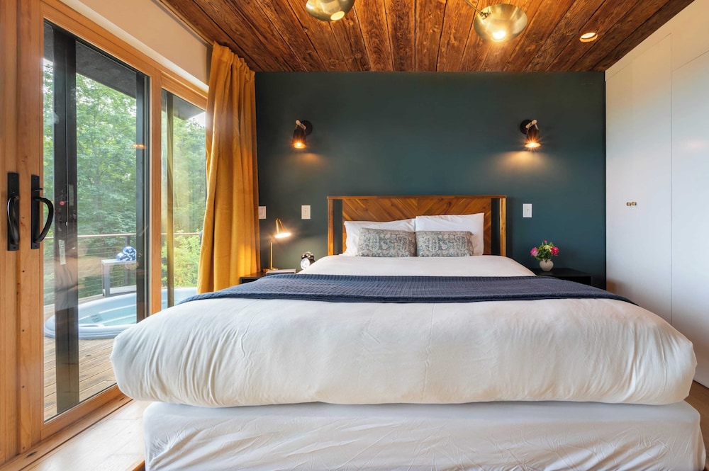Modern Catskills Escape w/ Open Living, Steam Shower, Fireplace & Hot Tub w/ Mountain Views, Minutes From Woodstock & Trails Suncliff Vista