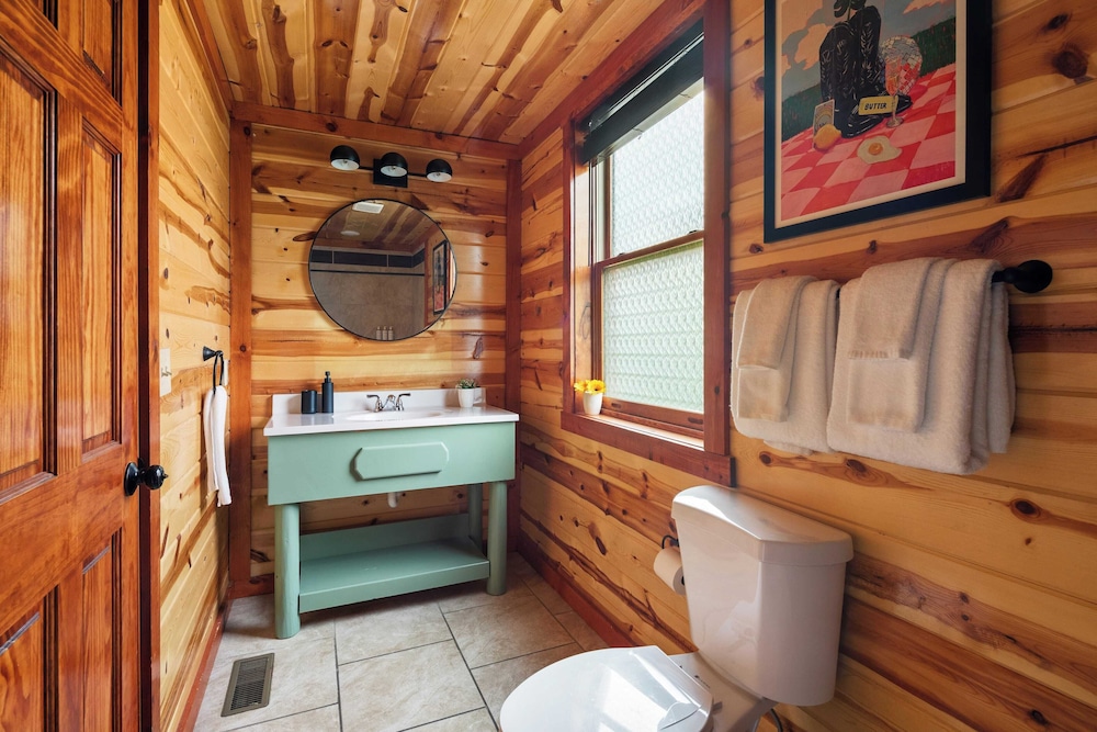 Smoky Ridge by Avantstay Renovated Cabin w/ Indoor Pool Game Room + Theater