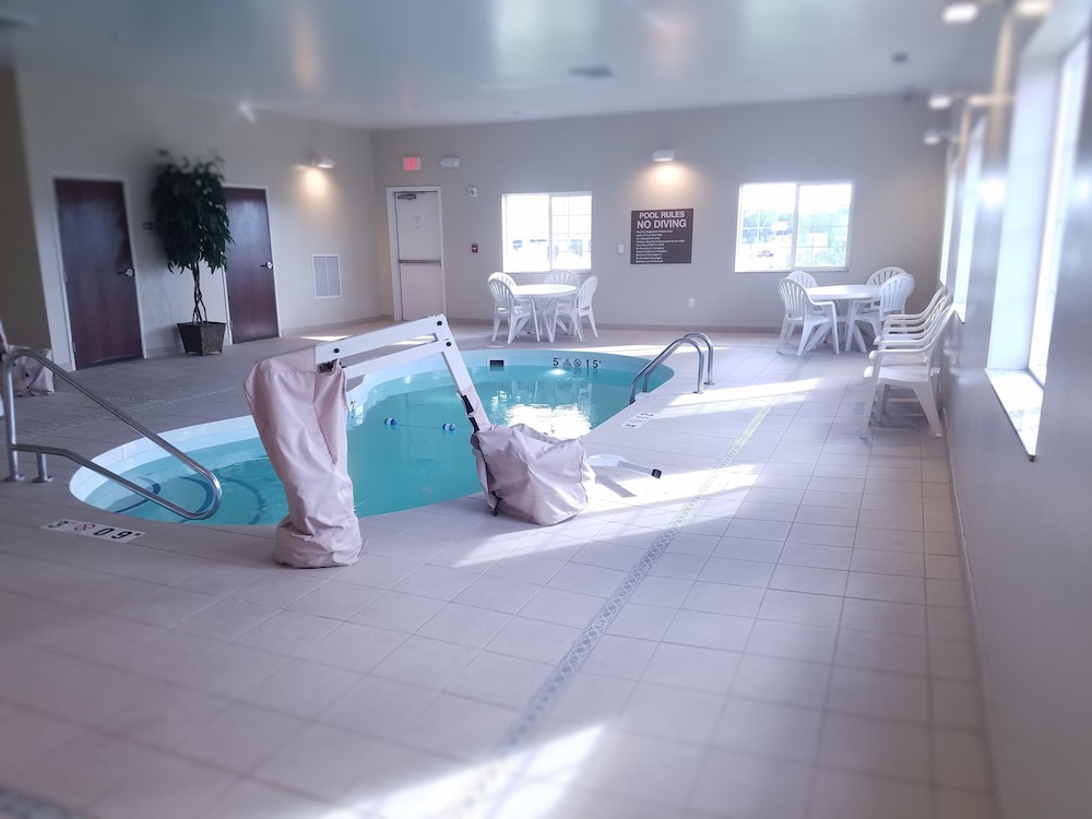 Dickinson Vacations - Microtel Inn  Suites by Wyndham Dickinson - Property Image 7