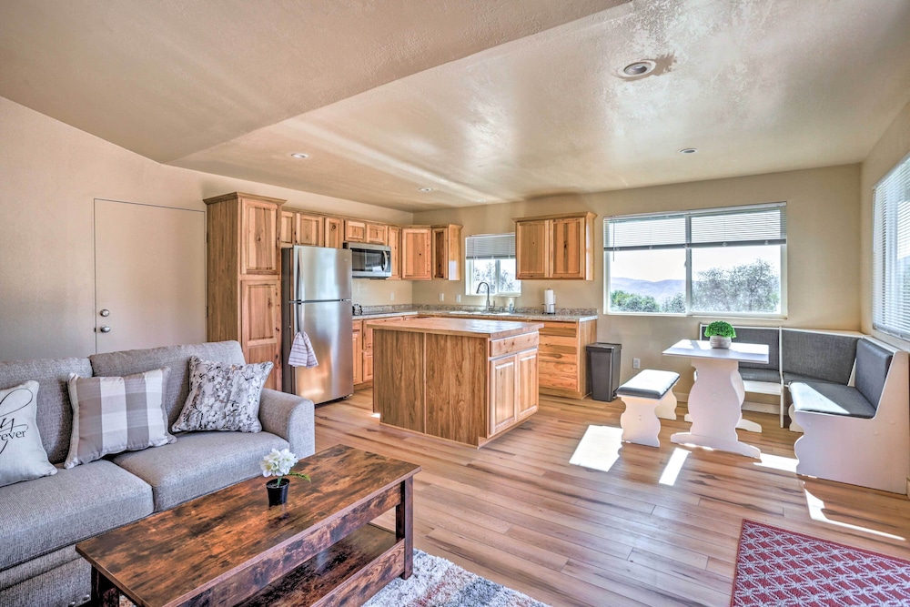 Comfy Oakhurst Duplex Near Hiking & Sightseeing!