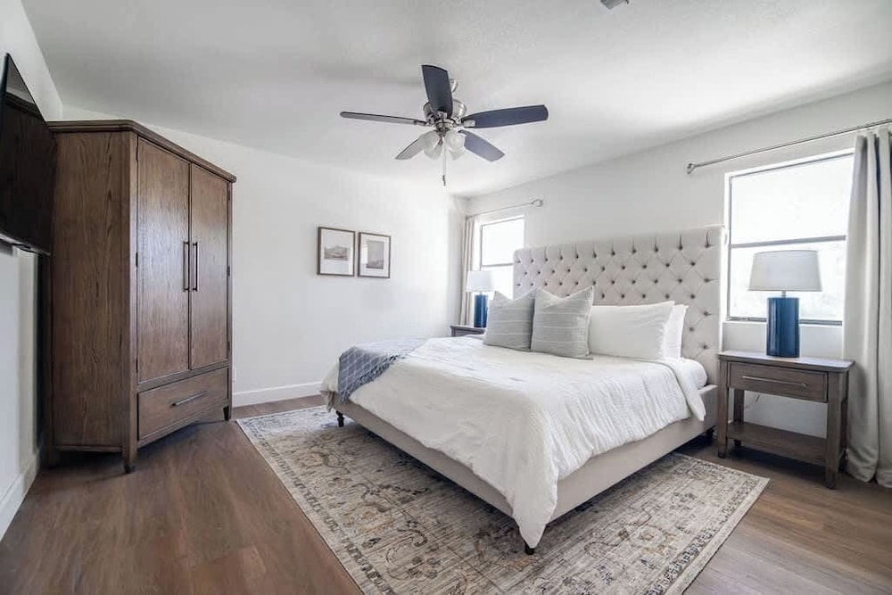 Luxe Poolside Retreat W/sauna-minutes From Downtown!