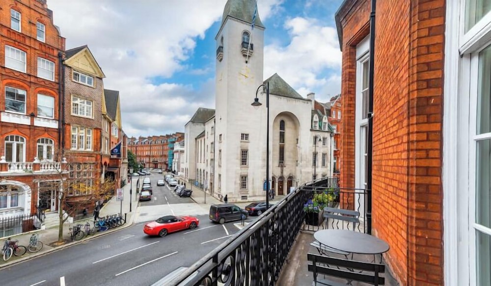 52 Pont Street