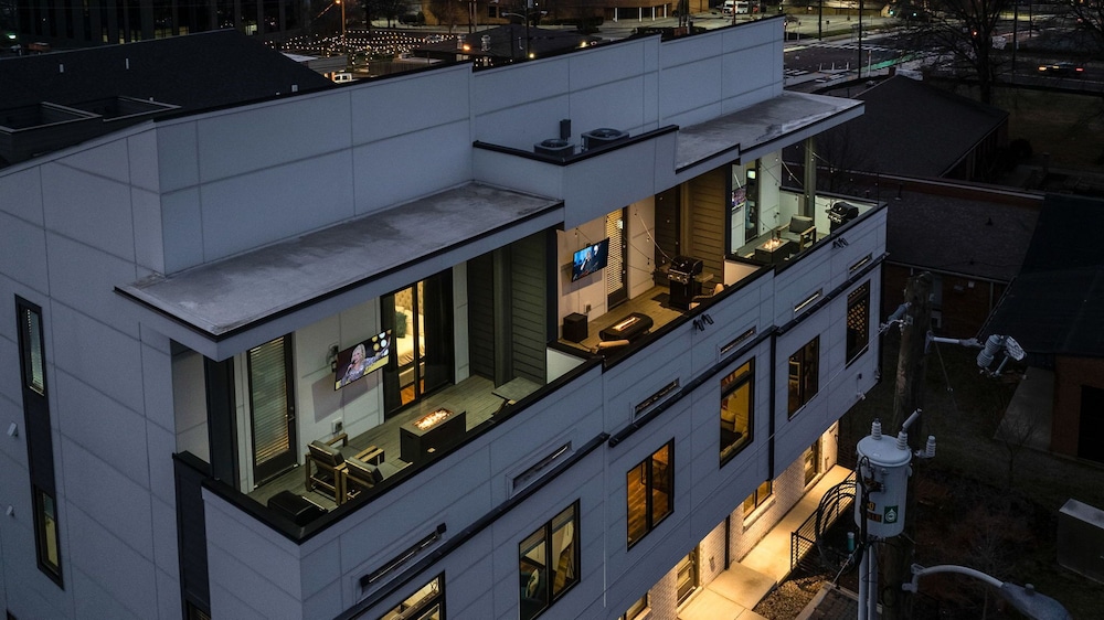 Heart of Gulch - 4 Min to Broadway - Designer Home