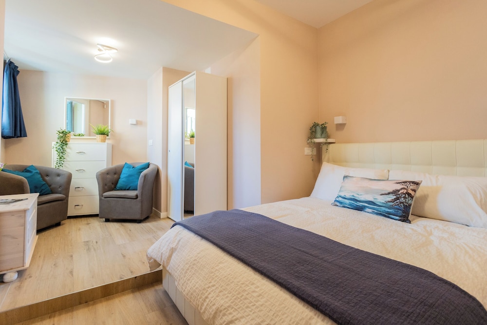 Lakeview Apartments by Rent all Como