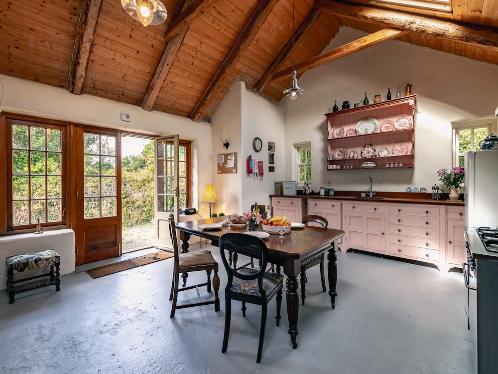 Traditional Style Thatched Cottage With Modern Amenities