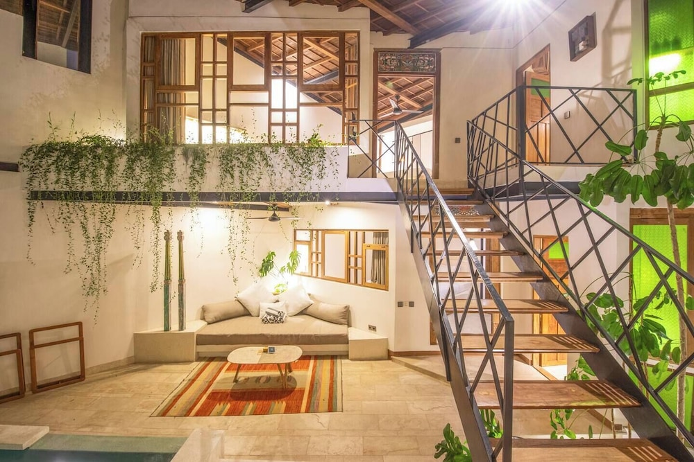 Modern 2-br Art Deco Villa, 800m From the Beach