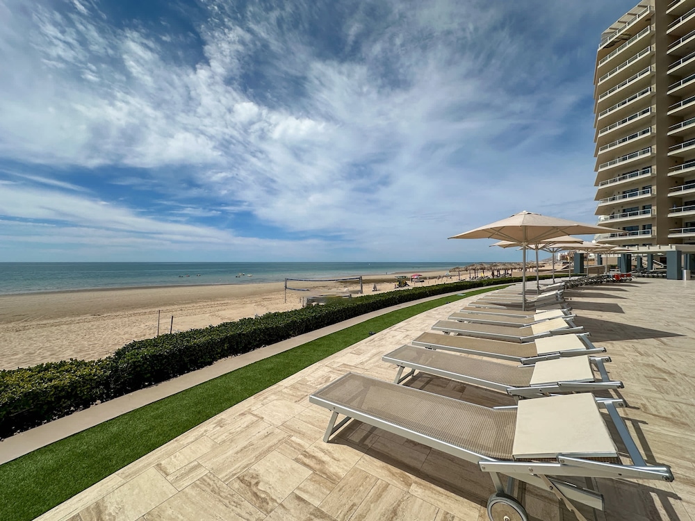 Beachtop Haven 2BR Condo at Iconic Sandy Beach