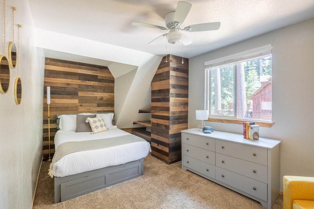 Sweet Pine Deck + Hot Tub, Cozy Modern Interior Close to Ski Resort! view 2