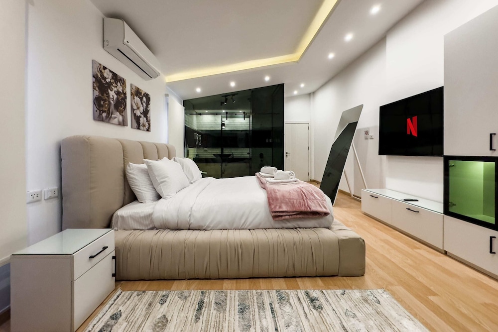 Posh & Panoramic 2bdr Rooftop 5 Min To Airport