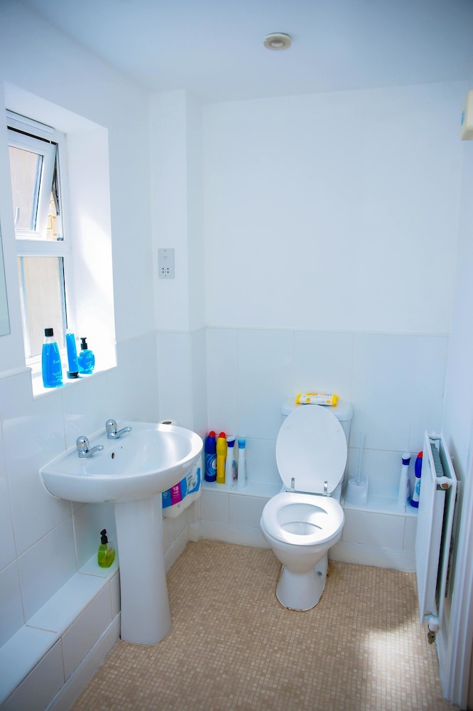 Modern 2 Bedroom Apartment