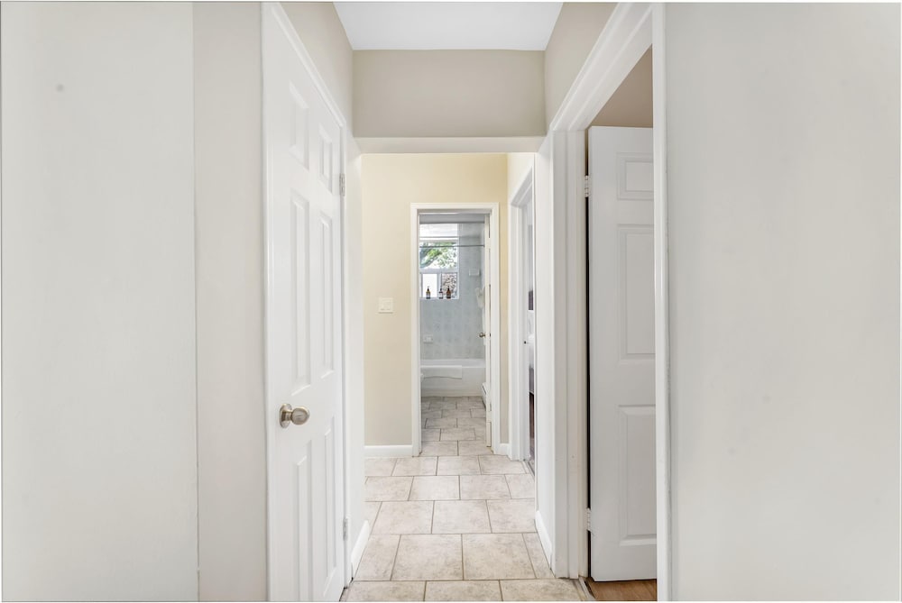 Private 2bdrm Newly Renovated - Furnished apt - U3