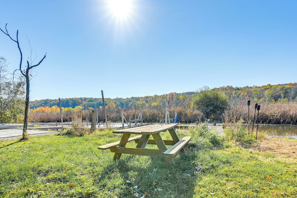 Sand Lake Retreat: Canal Access & Large Yard!
