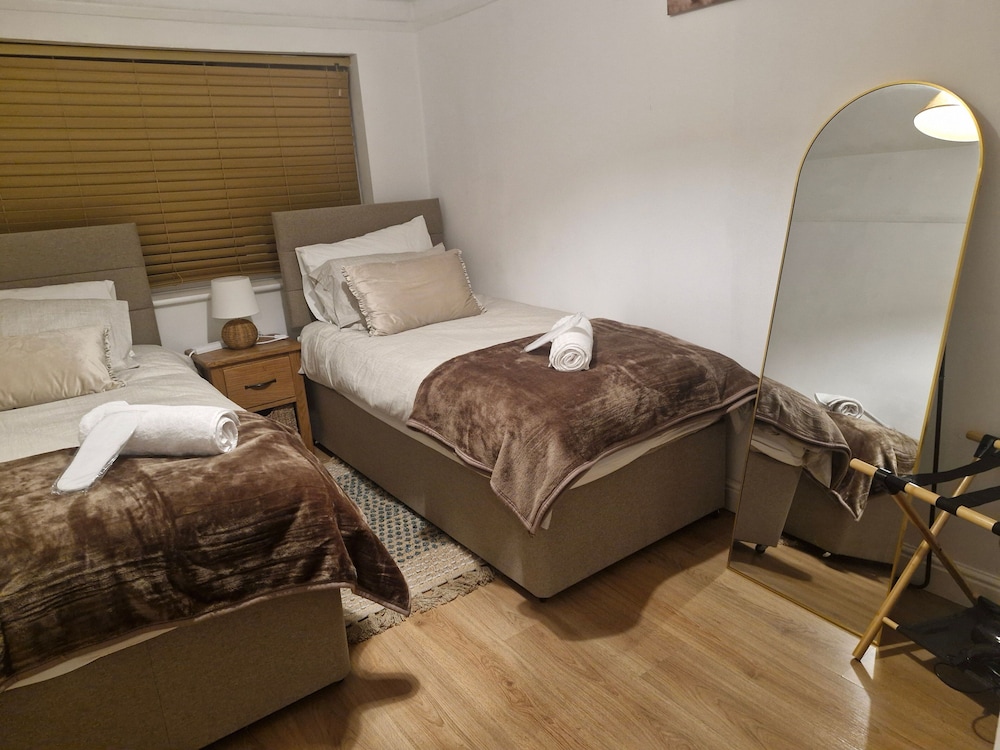 Charming Wythenshawe Home With Garden & Parking
