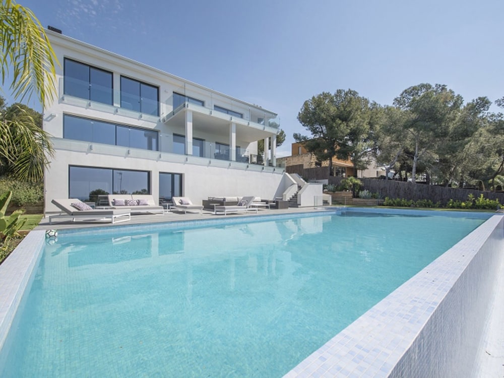 Luxurious Panoramic Spa Villa