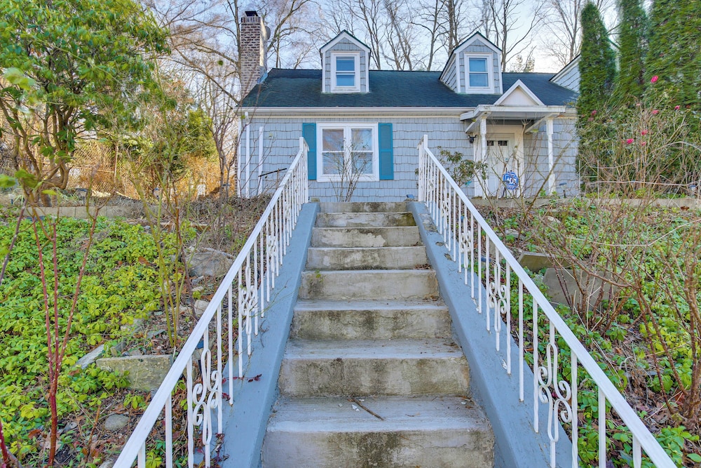 3 Mi to Downtown: Spacious White Plains Home