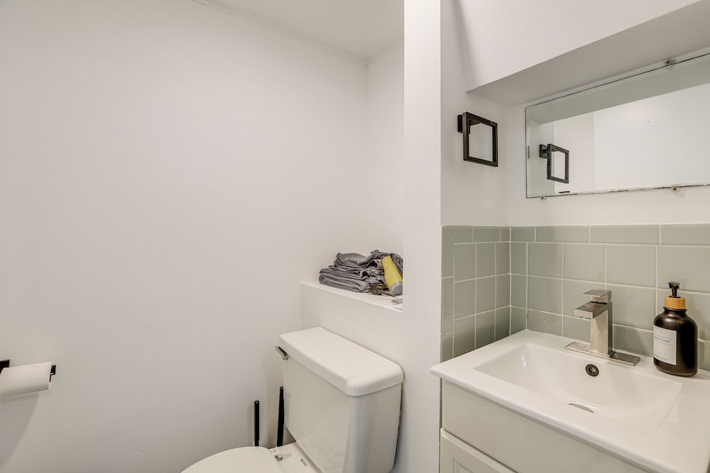 Updated Getaway w/ Sauna & Yard in Bloomsbury!