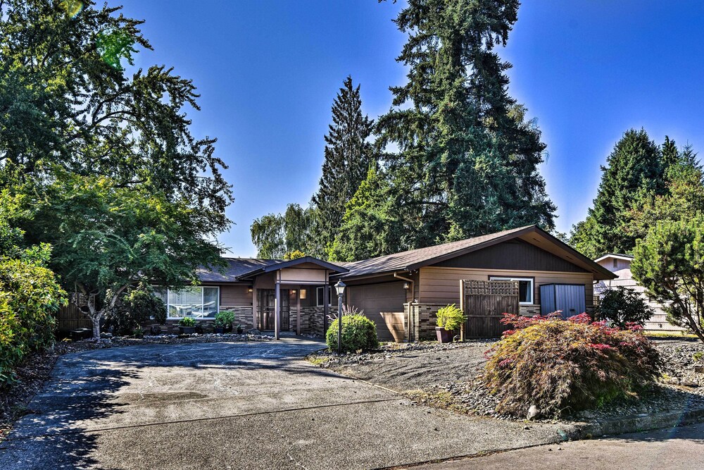 Charming Hillsboro Home w/ Yard, Dogs Welcome