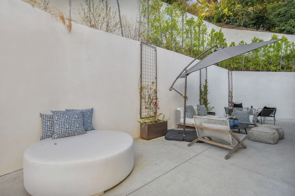 Belden Modern Villa - Iconic Hollywood Hills Retreat