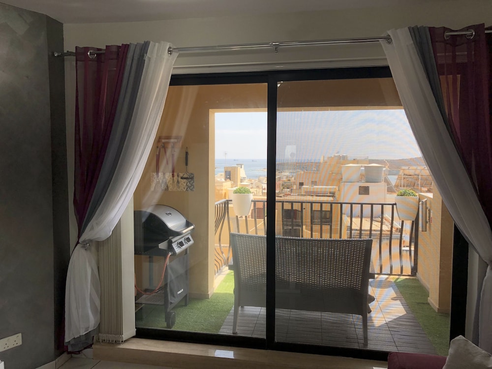 Sea View 2 Bed Apartment Close to Beach view 5