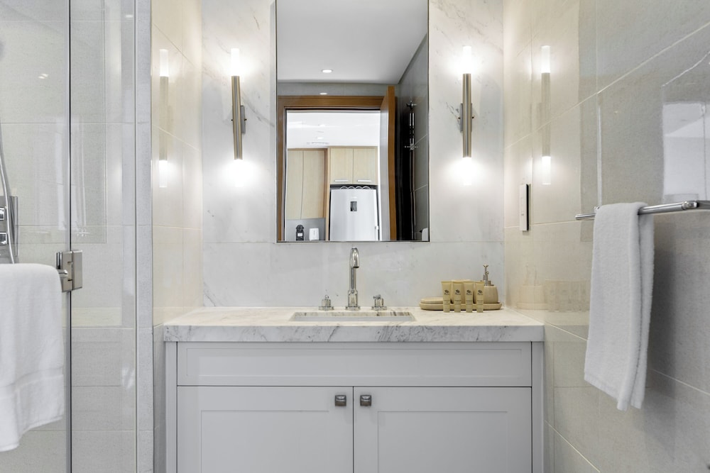 Maison Privee - City Heights Retreat w/ Panoramic Skyline Views
