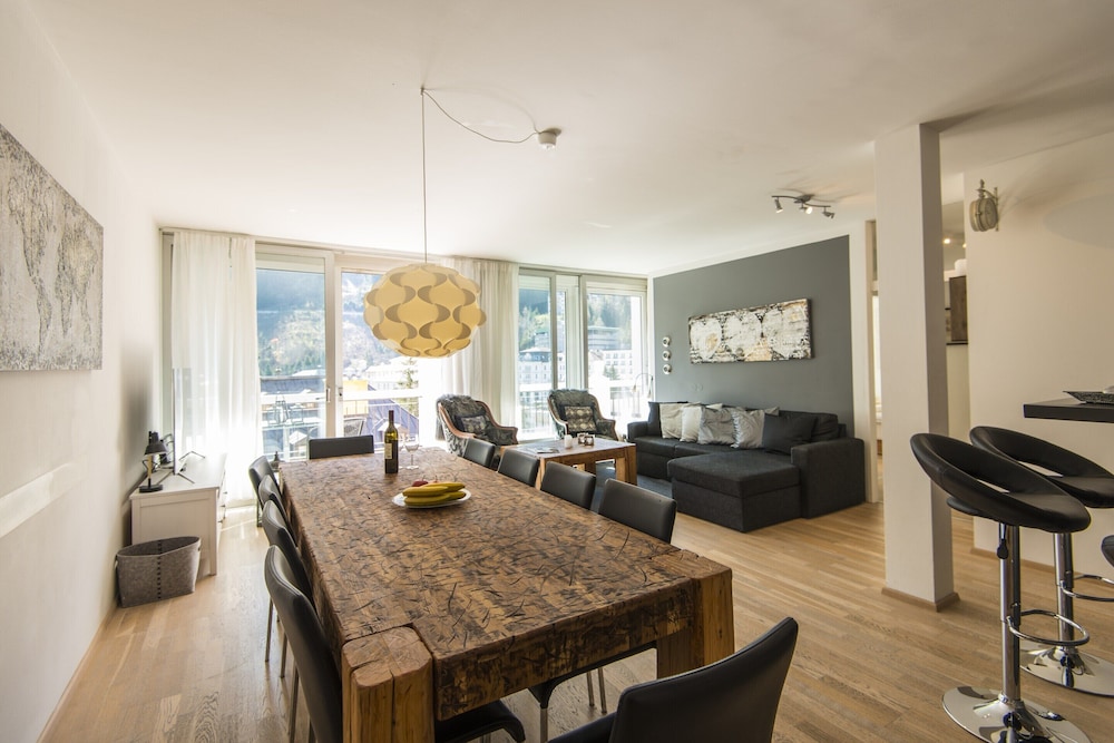 Spacious Apartment With Mountain View