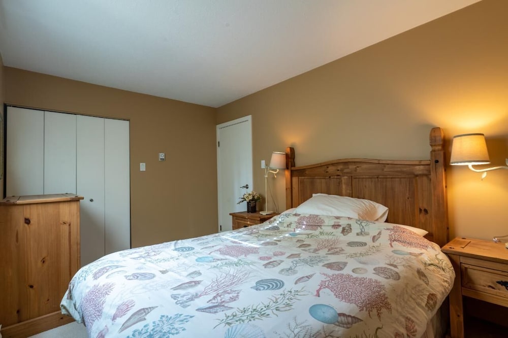 LUXURIOUS 5,500 sqft Home: 5 Br/5 Ba | PRIVATE Pool & Hot Tub | STEPS to Beach view 5
