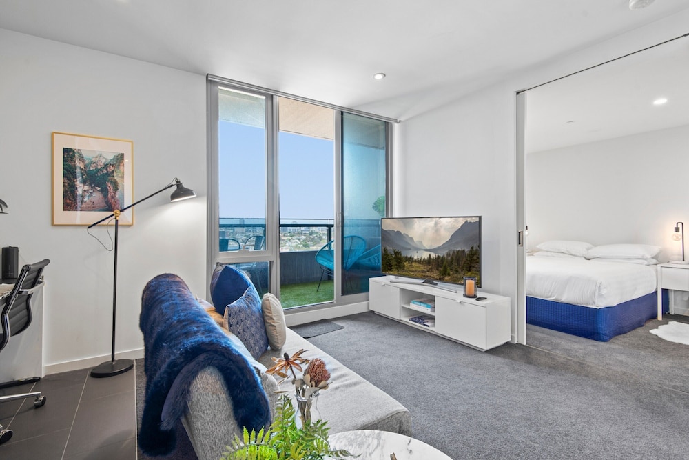 Chic 1-bed With Balcony Views and Amenities