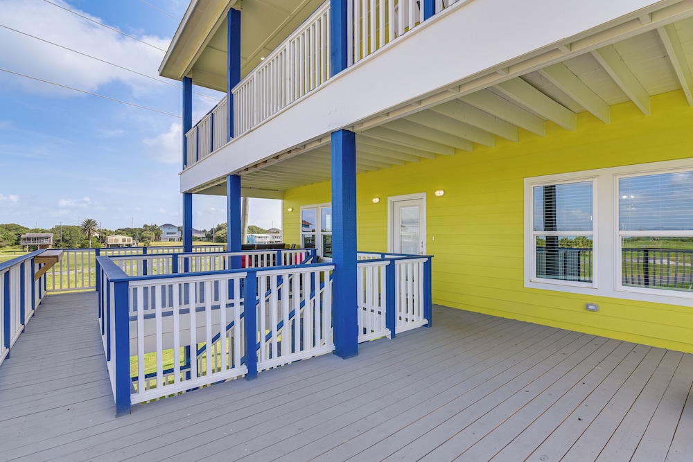 Walk to Beach: Group Getaway in Galveston!