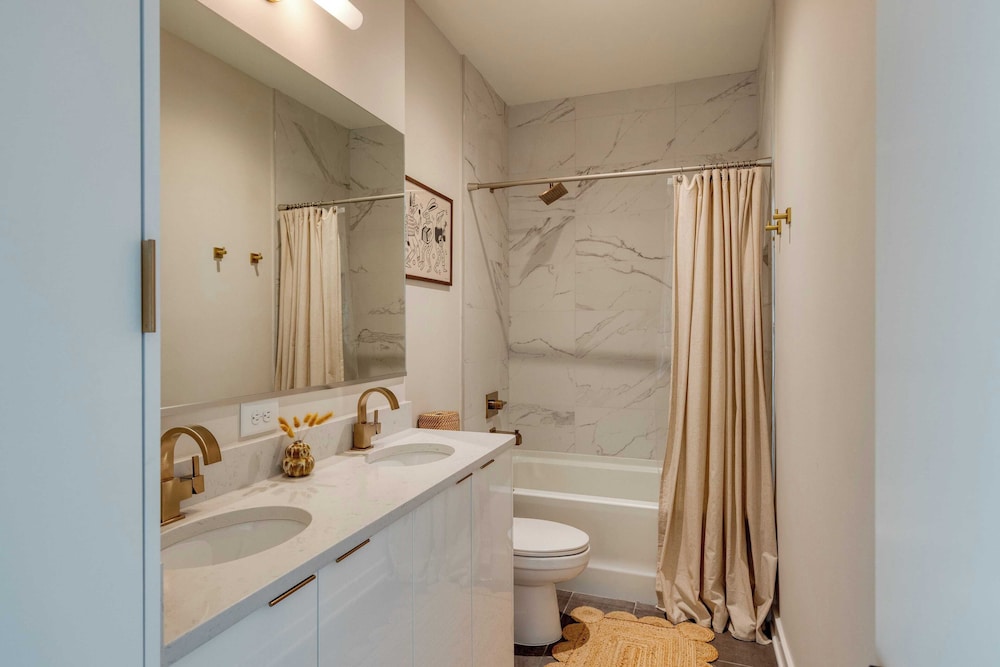 Sleeps 16 2 Modern Townhomes, Minutes to Broadway Lischey & 98 Degrees