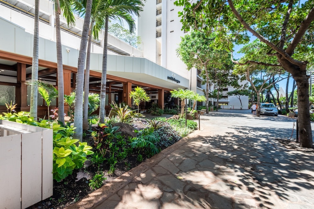 Hotel 21st Floor Condo With View of Ko'olau Mountains and the Ala Wai Canal by Koko Resort Vacation Rentals - Image 1