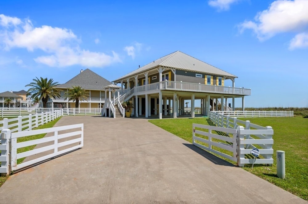 Trinidad Beauty 4 Bedroom Home by RedAwning view 2