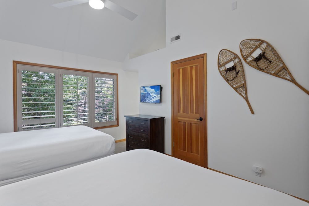 Deer Lake Village at Deer Valley Resort - Two Bedroom Condo with Hot Tub #2426 2 Condo
