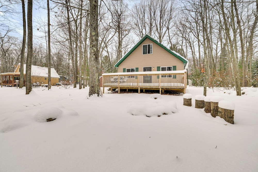 2 Blocks to Higgins Lake: Pet-friendly Family Home