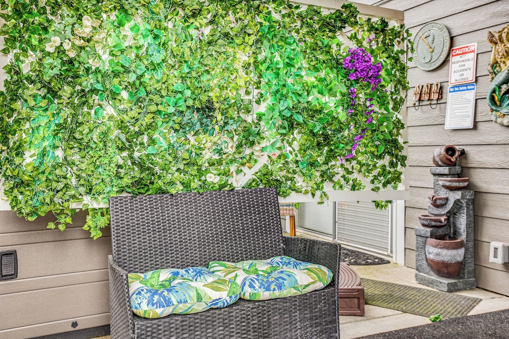 Lower-level Apt w/ Hot Tub & Sauna in Graham!
