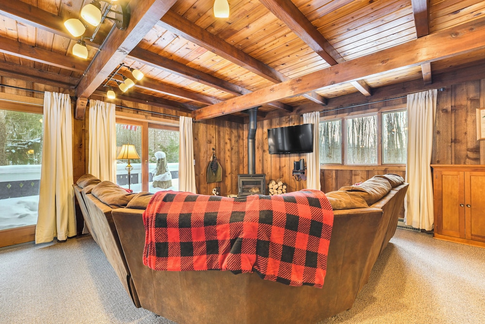 2 Mi to Schuss Mountain: Cozy Cabin w/ Deck