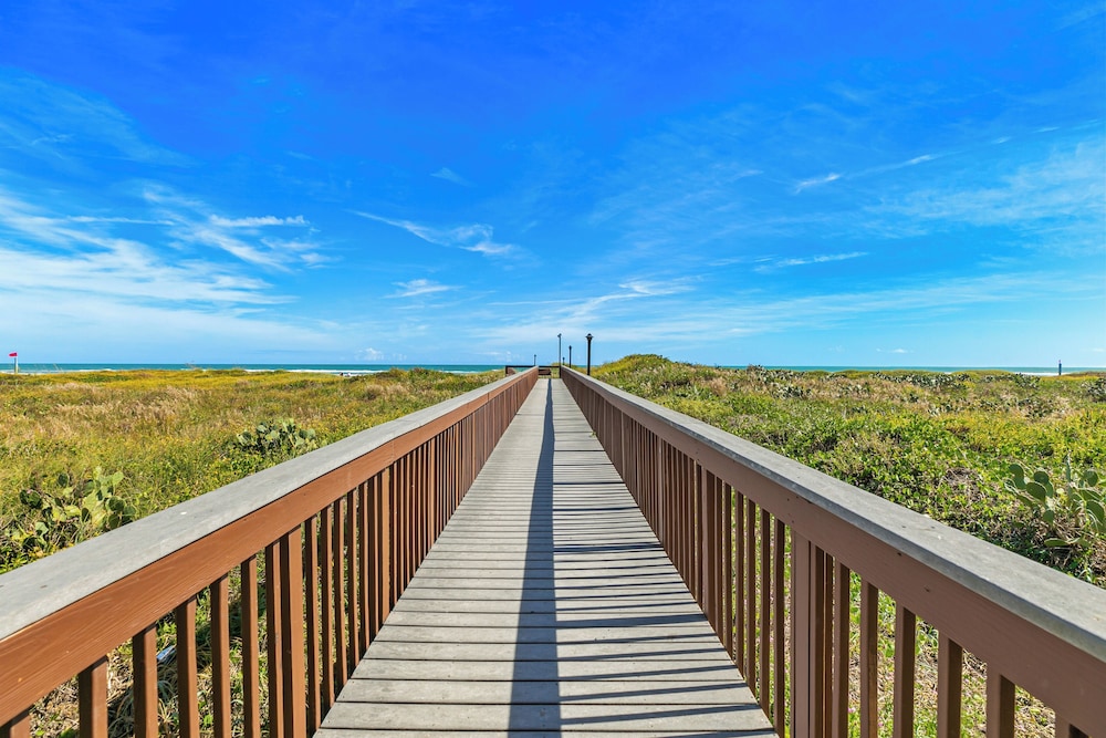 Gulf-view Corner 3BR w/ Balcony & Luxe Amenities