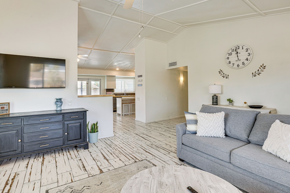 Welcoming Retreat w/ Pool & Patio in Peoria!